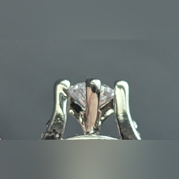 NEW clear beautiful round cut zircon stone set in raised prong on a shiny silver - Picture 3 of 5